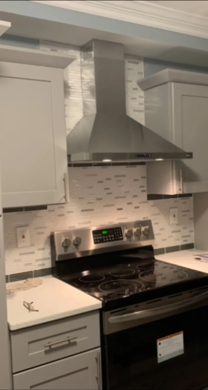 Range hood and backsplash detail